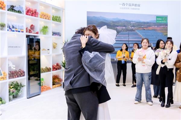 储7天的果蔬不变色 容声用“养鲜”重塑冰箱体验爱游戏体育把“果蔬生长庄园”搬进 AWE：存(图3)