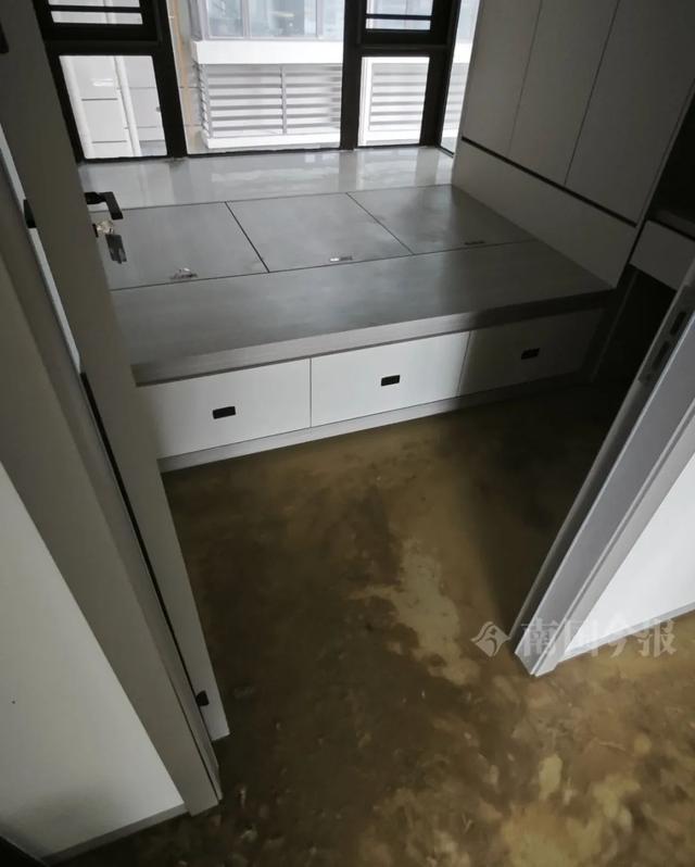 水浸泡！业主崩溃：全屋都是无法接受ayx爱游戏体育网页版入口婚房被粪(图6)
